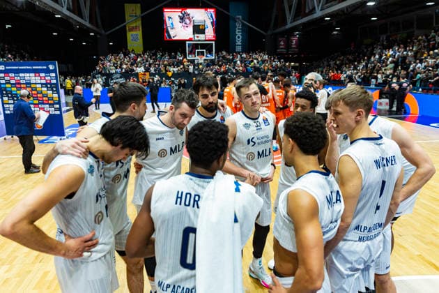 18.02.2026, xomx, Basketball easyCredit BBL Bundesliga, NINERS Chemnitz - MLP Academics Heidelberg v.l. Man of the Matsch: Corey Davis Jr. (Niners Chemnitz) mit einem Dreier und danach noch einem Freiwurfpunkt. Die Niners gewinen mit 99:96. Freude, Jubel; party bei den hausherren, Trauer bei den Gaesten. Chemnitz