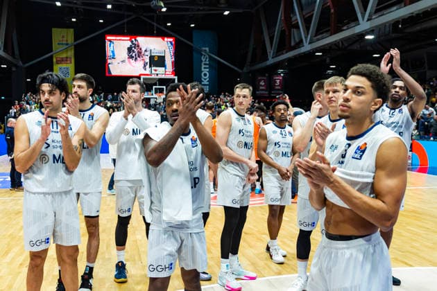 18.02.2026, xomx, Basketball easyCredit BBL Bundesliga, NINERS Chemnitz - MLP Academics Heidelberg v.l. Man of the Matsch: Corey Davis Jr. (Niners Chemnitz) mit einem Dreier und danach noch einem Freiwurfpunkt. Die Niners gewinen mit 99:96. Freude, Jubel; party bei den hausherren, Trauer bei den Gaesten. Chemnitz
