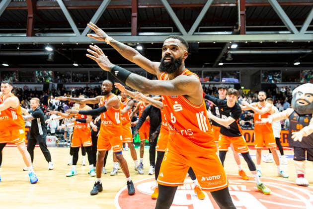 18.02.2026, xomx, Basketball easyCredit BBL Bundesliga, NINERS Chemnitz - MLP Academics Heidelberg v.l. Man of the Matsch: Corey Davis Jr. (Niners Chemnitz) mit einem Dreier und danach noch einem Freiwurfpunkt. Die Niners gewinen mit 99:96. Freude, Jubel; party bei den hausherren, Trauer bei den Gaesten. Chemnitz