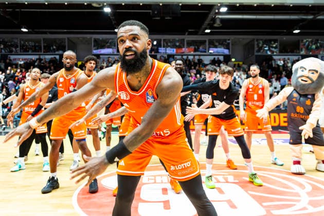 18.02.2026, xomx, Basketball easyCredit BBL Bundesliga, NINERS Chemnitz - MLP Academics Heidelberg v.l. Man of the Matsch: Corey Davis Jr. (Niners Chemnitz) mit einem Dreier und danach noch einem Freiwurfpunkt. Die Niners gewinen mit 99:96. Freude, Jubel; party bei den hausherren, Trauer bei den Gaesten. Chemnitz