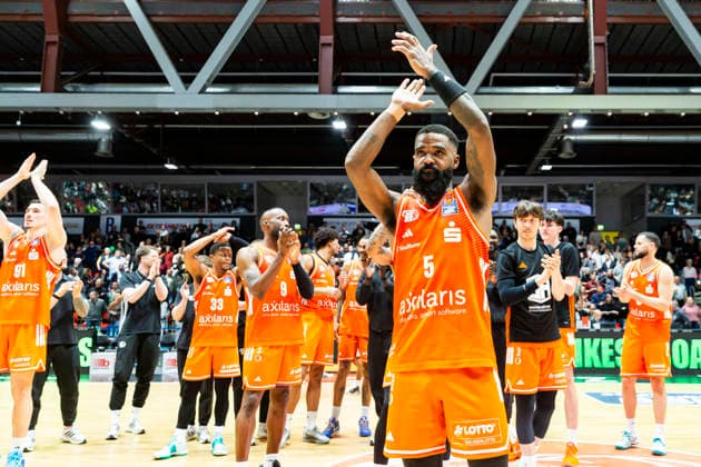18.02.2026, xomx, Basketball easyCredit BBL Bundesliga, NINERS Chemnitz - MLP Academics Heidelberg v.l. Man of the Matsch: Corey Davis Jr. (Niners Chemnitz) mit einem Dreier und danach noch einem Freiwurfpunkt. Die Niners gewinen mit 99:96. Freude, Jubel; party bei den hausherren, Trauer bei den Gaesten. Chemnitz