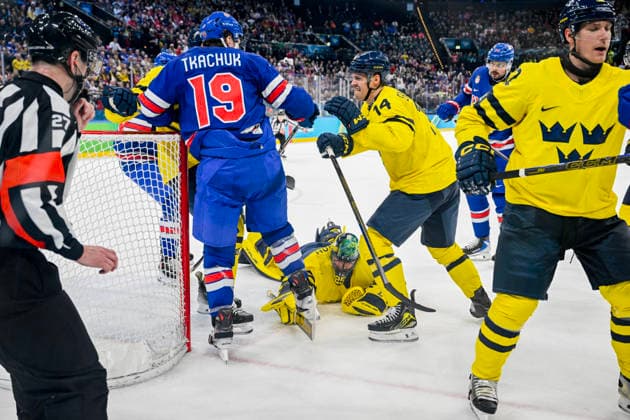 MILANO, ITALIEN 20260218 Sveriges malvakt Jacob Markström ligger pa isen under en stökig situation framför det svenska malet under herrarnas kvartsfinal i ishockey mellan USA och Sverige i Santagiulia Arena under OS i Milano. *** Bilden ingar i SPORTPAKET. För övriga BETALBILD *** MILANO ITALIEN x10070x *** MILANO, ITALY 20260218 Swedens goalkeeper Jacob Markström lies on the ice during a messy situation in front of the Swedish goal during the mens ice hockey quarterfinal between the USA and Sweden at the Santagiulia Arena during the Milan Olympics Picture in SPORT PACKAGE For others PAY PICTURE MILANO ITALY x10070x  Copyright: xJessicaxGow TTx OS 2026 ISHOCKEY USA-SVERIGE KVARTSFINAL