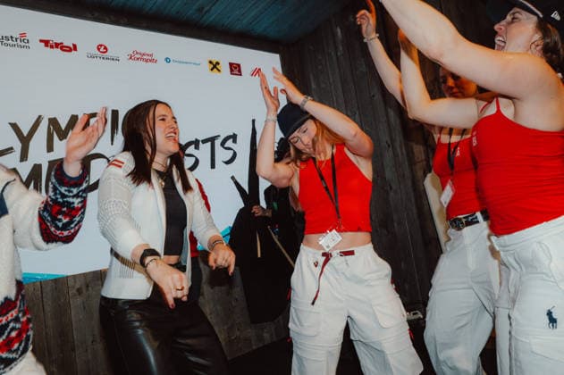OLYMPICS - Winter Olympic Games, Olympische Spiele, Olympia, OS Milano Cortina 2026 CORTINA D AMPEZZO,ITALY,18.FEB.26 - OLYMPICS - Winter Olympic Games Milano Cortina 2026, Austria House, Raiffeisen-Abend. Image shows the rejoicing of Katharina Huber (AUT), Mikaela Shiffrin (USA) and team USA.  GEPAxpictures xAlexanderxSolc
