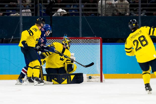 260218 Goaltender Jacob Markström and Rasmus Dahlin of Sweden as well as Dylan Larkin of USA in the men s Ice hockey, Eishockey quarterfinal between USA and Sweden during day 12 of the 2026 Winter Olympics on February 18, 2026 in Milan. Photo: Emma Wallskog BILDBYRAN kod EW EW0641 ishockey ice hockey Olympic Games, Olympische Spiele, Olympia, OS olympics winter olympics os ol olympiska spel vinter-os olympiske leker milano cortina 2026 milan cortina 2026 milano cortina 2026 olympic games milano cortina 2026 winter olympic games milano cortina-os milano cortina-ol vinter-ol 12 bbeng sverige sweden usa quarterfinal kvartsfinal *** 260218 Goaltender Jacob Markström and Rasmus Dahlin of Sweden as well as Dylan Larkin of USA in the men s ice hockey quarterfinal between USA and Sweden during day 12 of the 2026 Winter Olympics on February 18, 2026 in Milan Photo Emma Wallskog BILDBYRAN kod EW EW0641 ishockey ice hockey olympic games olympics winter olympics os ol olympiska spel vinter os olympiske leker milano cortina 2026 milan cortina 2026 milano cortina 2026 olympic games milano cortina 2026 winter olympic games milano cortina os milano cortina ol vinter ol 12 bbeng sverige sweden usa quarterfinal kvartfinal  Copyright: EMMAxWALLSKOG BB260218EW076