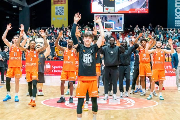 Chemnitz, Deutschland 18. Februar 2026: 1.BBL - 2025 2026 - Niners Chemnitz vs. MLP Academics Heidelberg Im Bild: die Mannschaft von Chemnitz bei den Fans am Fanblock Copyright: xFotostandx xNachtigallx