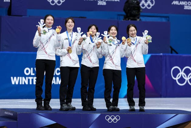 Korea Team, 1st place, Gold Medal on the podium Choi Minjeong (KOR), Kim Gilli (KOR), Shim Sukhee (KOR), Lee Soyeon (KOR) and NOH Dohee (KOR) at the end of the Olympic Winter games, Winterspiele,Spiele, Summer games Milano-Cortina 2026, Short Track Speed skating, Eisschnelllauf Women s 3000m Relay Finals on February 18, 2026 at Milano Ice Skating Arena in Milan, Italy  Copyright: xFabrizioxCarabelli IPAxSportx xipa-agency.netx xx IPA_71706701 IPA_Agency_IPA71706701