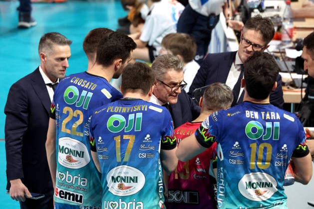 DEU, Champions-League, BR Volleys vs. Sicoma Monini Perugia, 18.02.2026, Max-Schmeling-Halle, Berlin, DEU, Champions-League, BR Volleys vs. Sicoma Monini Perugia, im Bild Cheftrainer Angelo Lorenzetti (Perugia), Perugia-Spielerkreis