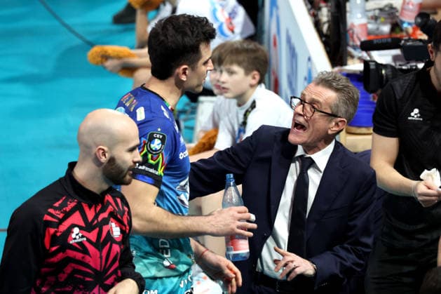 DEU, Champions-League, BR Volleys vs. Sicoma Monini Perugia, 18.02.2026, Max-Schmeling-Halle, Berlin, DEU, Champions-League, BR Volleys vs. Sicoma Monini Perugia, im Bild Cheftrainer Angelo Lorenzetti (Perugia), Wassim Ben Tara (Perugia 10)