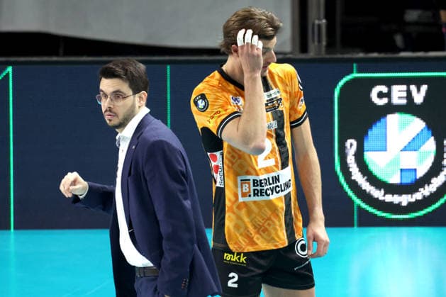 DEU, Champions-League, BR Volleys vs. Sicoma Monini Perugia, 18.02.2026, Max-Schmeling-Halle, Berlin, DEU, Champions-League, BR Volleys vs. Sicoma Monini Perugia, im Bild Trainer Alexandre Leal (BR Volleys), Matthew Knigge (BR Volleys 2) *** DEU, Champions League, BR Volleys vs Sicoma Monini Perugia, 18 02 2026, Max Schmeling Halle, Berlin, DEU, Champions League, BR Volleys vs Sicoma Monini Perugia, in the picture coach Alexandre Leal BR Volleys , Matthew Knigge BR Volleys 2 nordphotoxGmbHx xEngler nph00076