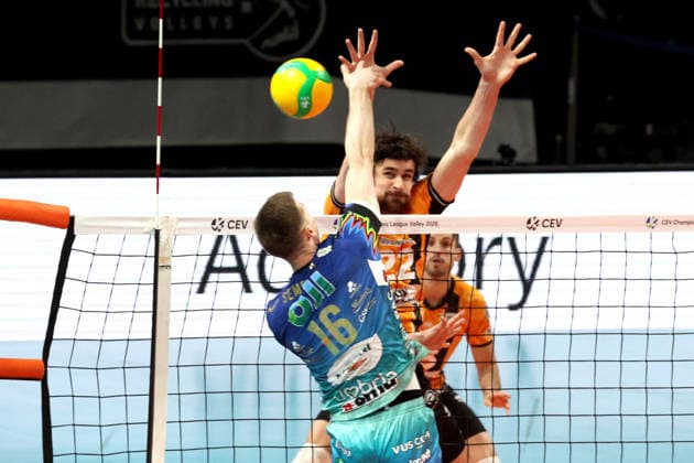 DEU, Champions-League, BR Volleys vs. Sicoma Monini Perugia, 18.02.2026, Max-Schmeling-Halle, Berlin, DEU, Champions-League, BR Volleys vs. Sicoma Monini Perugia, im Bild Jake Hanes (BR Volleys 22), Kamil Semeniuk (Perugia 16)