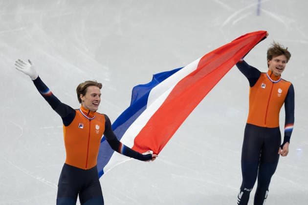 February 18, 2026, Milano, Lombardy, Italy: Jens van t Wout (2) of the Netherlands and Melle van t Wout (121) of the Netherlands celebrate winnthe bonze and river medals in the Short Track Speed skating, Eisschnelllauf Men 500m Final during the 2026 Winter Olympics at the Milano Ice Skating Arena on Wednesday in Milano. Milano Italy - ZUMAj89_ 20260218_oly_j89_015 Copyright: xPaulxKitagakixJr.x
