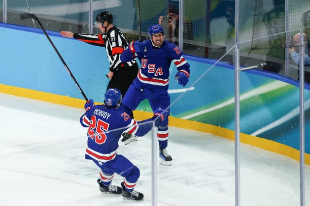 February 18, 2026, Milan, Lombardy, Italy: DYLAN LARKIN 21 of USA celebrates scoring his side s first goal during the Quarterfinal game between Team United States (USA) and Team Sweden (SWE) at the Milano Cortina 2026 Olympic Games, Olympische Spiele, Olympia, OS Olympics 2026: Milano Cortina: Ice hockey, Eishockey Men: USA:SWE  - ZUMAc179 20260218_oly_c179_169 Copyright: xMickaelxChavetx
