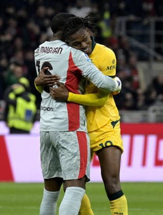 Foto IPP Paolo Bona Milano 18 02 2026 Campionato Serie A di Calcio stagione 2025 2026 partita Milan-Como Nella foto Rafael Leao esulta con Mike Maignan dopo il gol del 1-1 Italy Photo Press Worldwide Copyright italy Italy ITALY  Copyright: xR4924_italyphotopressx