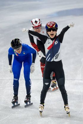February 18, 2026, Milano, Lombardy, Italy: Gilli Kim (6) of the Republic of Korea celebrates winning the gold medal ahead of Arianna Fontana (10) of Italy and Courtney Sarault (14) of Canada in the Short Track Speed skating, Eisschnelllauf Women 3000m Relay Final during the 2026 Winter Olympics at the Milano Ice Skating Arena on Wednesday in Milano. Olympics 2026: Milano Cortina: Short Track Speed Skating Women s  - ZUMAj89_ 20260218_oly_j89_022 Copyright: xPaulxKitagakixJr.x