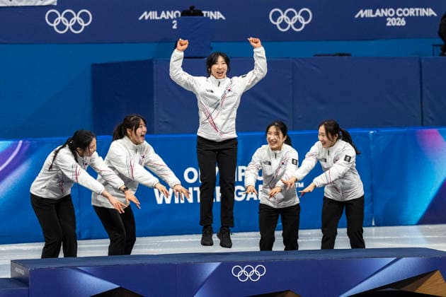 Short Track Speed skating, Eisschnelllauf - Milano Cortina 2026 Winter Olympics: Day 12 Gold medalist Soyeon Lee of Team Republic of Korea is cheered on the podium by her teammates during the medal ceremony for the Short Track Speed Skating Women s 3000m Relay on day twelve of the Milano Cortina 2026 Winter Olympic Games, Olympische Spiele, Olympia, OS at Milano Ice Skating Arena on February 18, 2026 in Milan, Italy. Milano Italy  Copyright: xAndrzejxIwanczukx originalFilename:iwanczuk-shorttra260218_npd58.jpg
