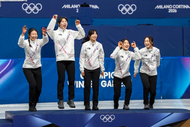 Short Track Speed skating, Eisschnelllauf - Milano Cortina 2026 Winter Olympics: Day 12 Gold medalist Soyeon Lee of Team Republic of Korea is cheered on the podium by her teammates during the medal ceremony for the Short Track Speed Skating Women s 3000m Relay on day twelve of the Milano Cortina 2026 Winter Olympic Games, Olympische Spiele, Olympia, OS at Milano Ice Skating Arena on February 18, 2026 in Milan, Italy. Milano Italy  Copyright: xAndrzejxIwanczukx originalFilename:iwanczuk-shorttra260218_npzuX.jpg
