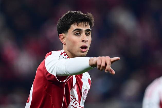 UEFA Champions League - Olympiacos FC vs Bayer 04 Leverkusen - Lorenzo Scipioni of Olympiacos FC in action during the UEFA Champions League Play-Offs 1st leg soccer match between Olympiacos FC and Bayer 04 Leverkusen in Georgios Karaiskakis Stadium, Piraeus, Greece, on 18 February 2026. IMAGO ONE INCH PRODUCTIONS PIRAEUS GREECE Copyright: xONExINCHxPRODUCTIONSx 6860068