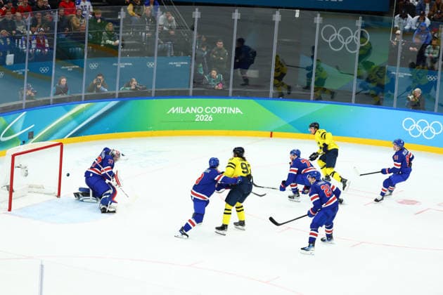 February 18, 2026, Milan, Lombardy, Italy: Goalkeeper CONNOR HELLEBUYCK 37 of USA makes a save in the Quarterfinal game between Team United States (USA) and Team Sweden (SWE) at the Milano Cortina 2026 Olympic Games, Olympische Spiele, Olympia, OS Milan Italy - ZUMAc179 20260218_oly_c179_173 Copyright: xMickaelxChavetx