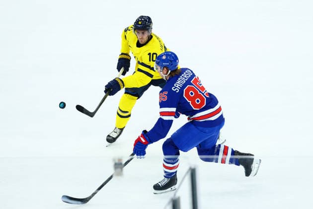 February 18, 2026, Milan, Lombardy, Italy: JAKE SANDERSON 85 of USA and ALEXANDER WENNBERG contest the puck during the Quarterfinal game between Team United States (USA) and Team Sweden (SWE) at the Milano Cortina 2026 Olympic Games, Olympische Spiele, Olympia, OS Milan Italy - ZUMAc179 20260218_oly_c179_181 Copyright: xMickaelxChavetx