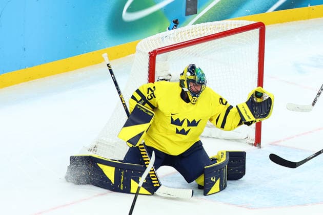 February 18, 2026, Milan, Lombardy, Italy: JAKOB MARKSTROM 25 of Sweden makes a save in the Quarterfinal game between Team United States (USA) and Team Sweden (SWE) at the Milano Cortina 2026 Olympic Games, Olympische Spiele, Olympia, OS Milan Italy - ZUMAc179 20260218_oly_c179_183 Copyright: xMickaelxChavetx