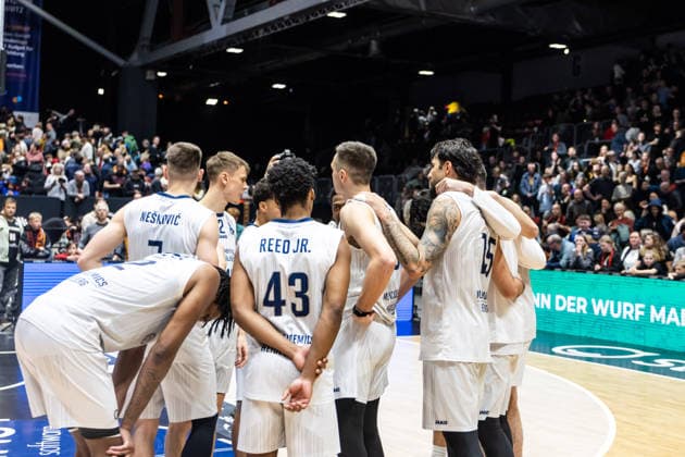 GER, easy-Credit Basketball-Bundesliga, Niners Chemnitz - MLP Academics Heidelberg. 18.02.2026, Messe, Chemnitz, GER, easy-Credit Basketball-Bundesliga, Niners Chemnitz - MLP Academics Heidelberg. Team MLP Academics Heidelberg nach der Niederlage Foto Alexander Trienitz Chemnitz Messe Sachsen Deutschland