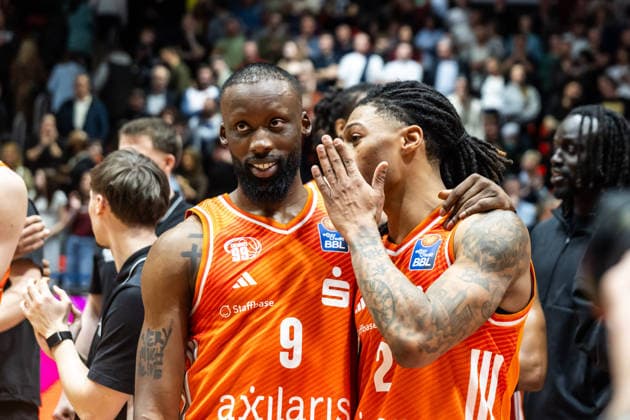 GER, easy-Credit Basketball-Bundesliga, Niners Chemnitz - MLP Academics Heidelberg. 18.02.2026, Messe, Chemnitz, GER, easy-Credit Basketball-Bundesliga, Niners Chemnitz - MLP Academics Heidelberg. John Edward Newman III (Niners Chemnitz, 9), ANike Sibande (Niners Chemnitz, 2) nach dem Spiel Foto Alexander Trienitz Chemnitz Messe Sachsen Deutschland