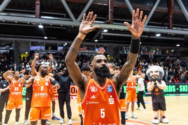 GER, easy-Credit Basketball-Bundesliga, Niners Chemnitz - MLP Academics Heidelberg. 18.02.2026, Messe, Chemnitz, GER, easy-Credit Basketball-Bundesliga, Niners Chemnitz - MLP Academics Heidelberg. Corey Davis Jr. (Niners Chemnitz, 5) jubelt mit dem Team Foto Alexander Trienitz Chemnitz Messe Sachsen Deutschland