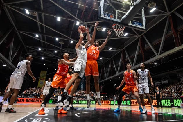GER, easy-Credit Basketball-Bundesliga, Niners Chemnitz - MLP Academics Heidelberg. 18.02.2026, Messe, Chemnitz, GER, easy-Credit Basketball-Bundesliga, Niners Chemnitz - MLP Academics Heidelberg. Mateo Seric (MLP Academics Heidelberg 21), Roman Bedime (Niners Chemnitz, 35) Foto Alexander Trienitz Chemnitz Messe Sachsen Deutschland
