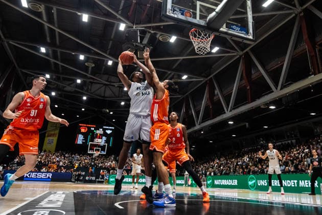 GER, easy-Credit Basketball-Bundesliga, Niners Chemnitz - MLP Academics Heidelberg. 18.02.2026, Messe, Chemnitz, GER, easy-Credit Basketball-Bundesliga, Niners Chemnitz - MLP Academics Heidelberg. Osun Osunniyi (MLP Academics Heidelberg 12), Kevin Yebo (Niners Chemnitz, 0) Foto Alexander Trienitz Chemnitz Messe Sachsen Deutschland