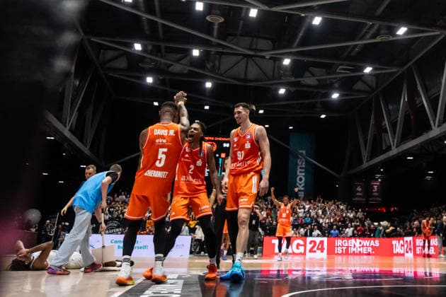 GER, easy-Credit Basketball-Bundesliga, Niners Chemnitz - MLP Academics Heidelberg. 18.02.2026, Messe, Chemnitz, GER, easy-Credit Basketball-Bundesliga, Niners Chemnitz - MLP Academics Heidelberg. Corey Davis Jr. (Niners Chemnitz, 5), Andrew Harrison (Syntainics MBC, 2) und Yordan Minchev (Niners Chemnitz, 91) jubeln nach dem Sieg Foto Alexander Trienitz Chemnitz Messe Sachsen Deutschland