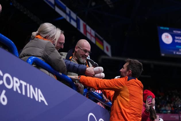 2026-02-18 - Milano Cortina 2026 Winter Olympics MILAN, ITALY - FEBRUARY 18: Coach Niels Kerstholt of the Netherlands, parents of Jens van t Wout of Netherlands and Melle van t Wout of Netherlands performing on the Short Track Speed skating, Eisschnelllauf during day 14 of the Milano Cortina 2026 Winter Olympics at the Milano Ice Skating Arena on February 18, 2026 in Milan, Italy Milan Milano Ice Skating Arena Italy Content not available for redistribution in The Netherlands directly or indirectly through any third parties. Copyright: xAndrexWeeningx