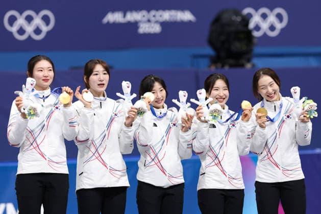 Winter Olympics - Podium Of Short Track Speed skating, Eisschnelllauf Women s 3000m Relay Gold medalist Minjeong Choi, Gilli Kim, Sukhee Shim, Dohee Noh and Soyeon Lee of Team Republic of Korea pose for a photo on the podium during the medal ceremony for the Short Track Speed Skating Women s 3000m Relay on day twelve of the Milano Cortina 2026 Winter Olympic Games, Olympische Spiele, Olympia, OS at Milano Ice Skating Arena on February 18, 2026 in Milan, Italy. Photo by Alexis Jumeau ABACAPRESS.COM Milan Italy  Copyright: xJumeauxAlexis ABACAx