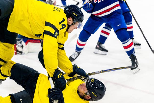 260218 Joel Eriksson Ek and Lucas Raymond of Sweden collide in the men s Ice hockey, Eishockey quarterfinal between USA and Sweden during day 12 of the 2026 Winter Olympics on February 18, 2026 in Milan. Photo: Carl Sandin BILDBYRAN kod CS EW0641 ishockey ice hockey Olympic Games, Olympische Spiele, Olympia, OS olympics winter olympics os ol olympiska spel vinter-os olympiske leker milano cortina 2026 milan cortina 2026 milano cortina 2026 olympic games milano cortina 2026 winter olympic games milano cortina-os milano cortina-ol vinter-ol 12 bbeng sverige sweden usa quarterfinal kvartsfinal *** 260218 Joel Eriksson Ek and Lucas Raymond of Sweden collide in the men s ice hockey quarterfinal between USA and Sweden during day 12 of the 2026 Winter Olympics on February 18, 2026 in Milan Photo Carl Sandin BILDBYRAN code CS EW0641 ice hockey ice hockey olympic games olympics winter olympics os ol olympiska spel vinter os olympiske leker milano cortina 2026 milan cortina 2026 milano cortina 2026 olympic games milano cortina 2026 winter olympic games milano cortina os milano cortina ol vinter ol 12 bbeng sverige sweden usa quarterfinal kvartfinal  Copyright: CARLxSANDIN BB260218CS072