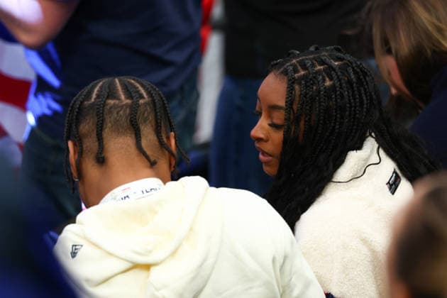 February 18, 2026, Milan, Lombardy, Italy: JONATHAN OWENS and SIMONE BILES attend the Quarterfinal game between Team United States (USA) and Team Sweden (SWE) at the Milano Cortina 2026 Olympic Games, Olympische Spiele, Olympia, OS Olympics 2026: Milano Cortina: Ice hockey, Eishockey Men: USA:SWE  - ZUMAc179 20260218_oly_c179_196 Copyright: xMickaelxChavetx