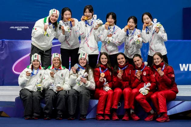 Team Korea, Italy and Canada take a group photo during the medal ceremony after the Women s Short Track Speed skating, Eisschnelllauf 3000m Relay Finals at the Milano Figure skating, Eiskunstlauf Arena in Milan, Italy on Wednesday, February 18, 2026. Korea won gold, Italy son silver and Canada won bronze. .  OLY20260218144 RICHARDxELLIS