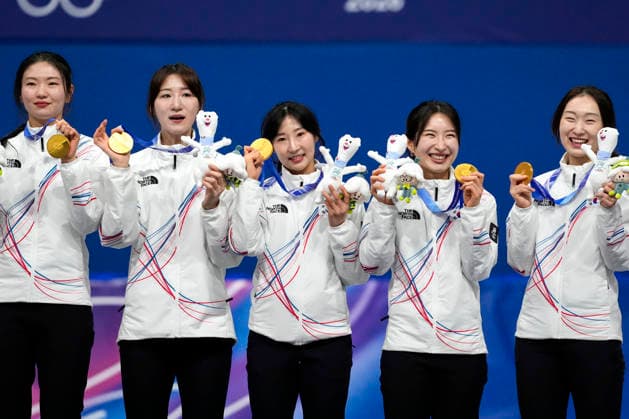 Gold medalists of Team Korea smile during the medal ceremony after the Women s Short Track Speed skating, Eisschnelllauf 3000m Relay Finals at the Milano Figure skating, Eiskunstlauf Arena in Milan, Italy on Wednesday, February 18, 2026. Italy won silver and Canada won bronze.  OLY20260218150 RICHARDxELLIS