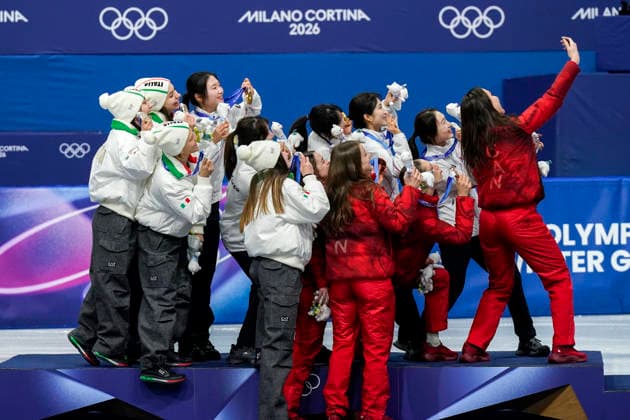 Team Korea, Italy and Canada take a group photo during the medal ceremony after the Women s Short Track Speed skating, Eisschnelllauf 3000m Relay Finals at the Milano Figure skating, Eiskunstlauf Arena in Milan, Italy on Wednesday, February 18, 2026. Korea won gold, Italy son silver and Canada won bronze. .  OLY20260218145 RICHARDxELLIS