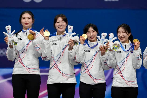 Gold medalists of Team Korea smile during the medal ceremony after the Women s Short Track Speed skating, Eisschnelllauf 3000m Relay Finals at the Milano Figure skating, Eiskunstlauf Arena in Milan, Italy on Wednesday, February 18, 2026. Italy won silver and Canada won bronze.  OLY20260218151 RICHARDxELLIS