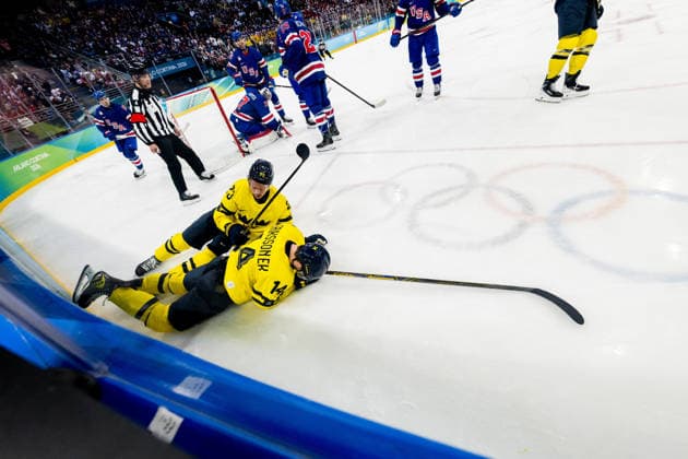 260218 Lucas Raymond and Joel Eriksson Ek of Sweden in the men s Ice hockey, Eishockey quarterfinal between USA and Sweden during day 12 of the 2026 Winter Olympics on February 18, 2026 in Milan. Photo: Carl Sandin BILDBYRAN kod CS EW0641 ishockey ice hockey Olympic Games, Olympische Spiele, Olympia, OS olympics winter olympics os ol olympiska spel vinter-os olympiske leker milano cortina 2026 milan cortina 2026 milano cortina 2026 olympic games milano cortina 2026 winter olympic games milano cortina-os milano cortina-ol vinter-ol 12 bbeng sverige sweden usa quarterfinal kvartsfinal skada injury *** 260218 Lucas Raymond and Joel Eriksson Ek of Sweden in the men s ice hockey quarterfinal between USA and Sweden during day 12 of the 2026 Winter Olympics on February 18, 2026 in Milan Photo Carl Sandin BILDBYRAN code CS EW0641 ice hockey ice hockey olympic games olympics winter olympics os ol olympiska spel vinter os olympiske leker milano cortina 2026 milan cortina 2026 milano cortina 2026 olympic games milano cortina 2026 winter olympic games milano cortina os milano cortina ol vinter ol 12 bbeng sverige sweden usa quarterfinal kvartsfinal skada injury  Copyright: CARLxSANDIN BB260218CS075
