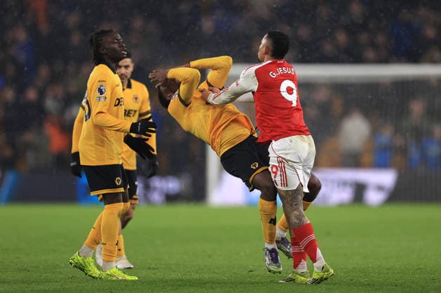 Football - Premier League - Wolverhampton Wanderers v Arsenal 18th February 2026 - Premier League - Wolverhampton Wanderers v Arsenal - Yerson Mosquera of Wolverhampton Wanderers and Gabriel Jesus of Arsenal clash at the final whistle - Photo: Simon Stacpoole Offside. Wolverhampton UK Copyright: xSimonxStacpoolexOffside