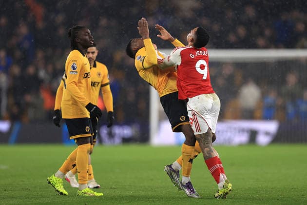 Football - Premier League - Wolverhampton Wanderers v Arsenal 18th February 2026 - Premier League - Wolverhampton Wanderers v Arsenal - Yerson Mosquera of Wolverhampton Wanderers and Gabriel Jesus of Arsenal clash at the final whistle - Photo: Simon Stacpoole Offside. Wolverhampton UK Copyright: xSimonxStacpoolexOffside