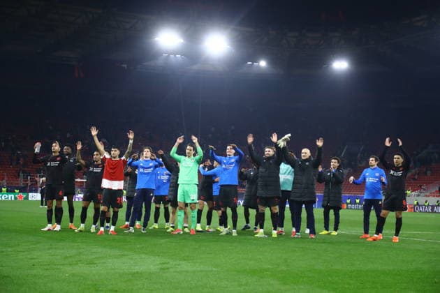 UEFA Champions League - Olympiacos FC vs Bayer 04 Leverkusen - Players of Bayer 04 Leverkusen celebrate at the end of the UEFA Champions League Play-Offs 1st leg soccer match between Olympiacos FC and Bayer 04 Leverkusen in Georgios Karaiskakis Stadium, Piraeus, Greece, on 18 February 2026. IMAGO ONE INCH PRODUCTIONS PIRAEUS GREECE Copyright: xONExINCHxPRODUCTIONSx 6860084