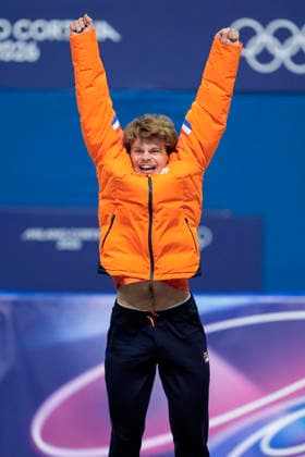 Silver medalist Melle van t Wout, 121, of Netherlands jumps onto the podium during the medal ceremony after the Men s Short Track Speed skating, Eisschnelllauf 500m Finals at the Milano Figure skating, Eiskunstlauf Arena in Milan, Italy on Wednesday, February 18, 2026. Steven Dubois, 4, of Canada won gold and Jens van t Wout, 2, of Netherlands won bronze.  OLY20260218152 RICHARDxELLIS