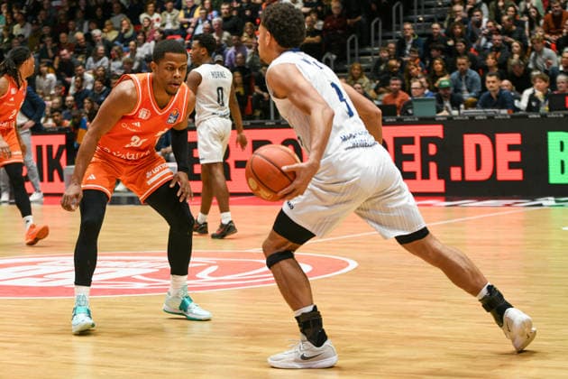 easyCredit Basketball Bundesliga, 21. Spieltag, Niners Chemnitz -MLP Academics Heidelberg 18.02.2026 ab 20.00 Uhr Chemnitz, Chemnitz Arena Im Foto: Eric Washington(33), Kevin McClain(3) easyCredit Basketball Bundesliga, 21. Spieltag, Niners Chemnitz -MLP Academics Heidelberg Leipzig Sachsen Deutschland Copyright: xEHLxMedia MichelxKöhlerx 20261802-Niners-Heidelberg_067