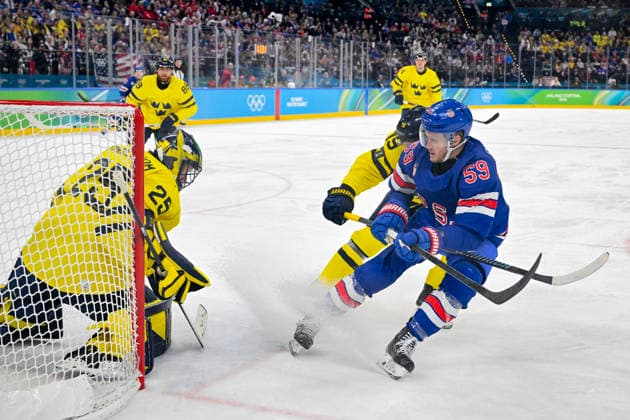 MILANO, ITALIEN 20260218 USA:s Jake Guentzel framför Sveriges malvakt Jacob Markström under herrarnas kvartsfinal i ishockey mellan USA och Sverige i Santagiulia Arena under OS i Milano. *** Bilden ingar i SPORTPAKET. För övriga BETALBILD *** MILANO ITALIEN x10070x *** MILANO, ITALY 20260218 USAs Jake Guentzel in front of Swedens goalkeeper Jacob Markström during the mens ice hockey quarterfinal between USA and Sweden at Santagiulia Arena during the Milan Olympics Picture in SPORT PACKAGE For others PAY PICTURE MILANO ITALY x10070x  Copyright: xJessicaxGow TTx OS 2026 ISHOCKEY USA-SVERIGE KVARTSFINAL