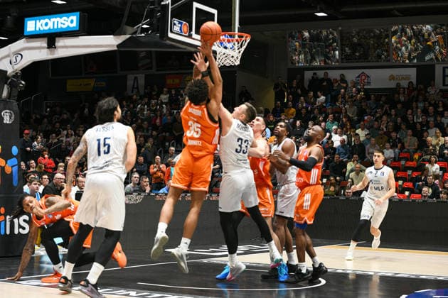 easyCredit Basketball Bundesliga, 21. Spieltag, Niners Chemnitz -MLP Academics Heidelberg 18.02.2026 ab 20.00 Uhr Chemnitz, Chemnitz Arena Im Foto: v.l. Marcel Keßen(15), Roman Bedime(35), Ryan Mikesell(33) easyCredit Basketball Bundesliga, 21. Spieltag, Niners Chemnitz -MLP Academics Heidelberg Leipzig Sachsen Deutschland Copyright: xEHLxMedia MichelxKöhlerx 20261802-Niners-Heidelberg_045