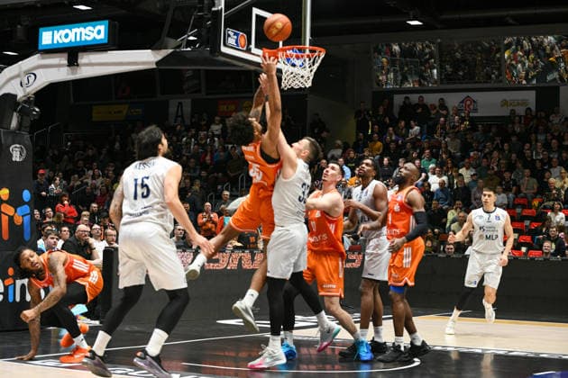 easyCredit Basketball Bundesliga, 21. Spieltag, Niners Chemnitz -MLP Academics Heidelberg 18.02.2026 ab 20.00 Uhr Chemnitz, Chemnitz Arena Im Foto:v.l. Marcel Keßen(15), Roman Bedime(35), Ryan Mikesell(33) easyCredit Basketball Bundesliga, 21. Spieltag, Niners Chemnitz -MLP Academics Heidelberg Leipzig Sachsen Deutschland Copyright: xEHLxMedia MichelxKöhlerx 20261802-Niners-Heidelberg_046