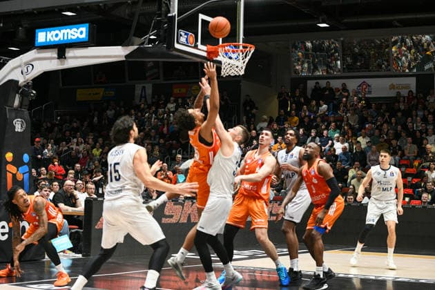 easyCredit Basketball Bundesliga, 21. Spieltag, Niners Chemnitz -MLP Academics Heidelberg 18.02.2026 ab 20.00 Uhr Chemnitz, Chemnitz Arena Im Foto:v.l. Marcel Keßen(15), Roman Bedime(35), Ryan Mikesell(33) easyCredit Basketball Bundesliga, 21. Spieltag, Niners Chemnitz -MLP Academics Heidelberg Leipzig Sachsen Deutschland Copyright: xEHLxMedia MichelxKöhlerx 20261802-Niners-Heidelberg_047