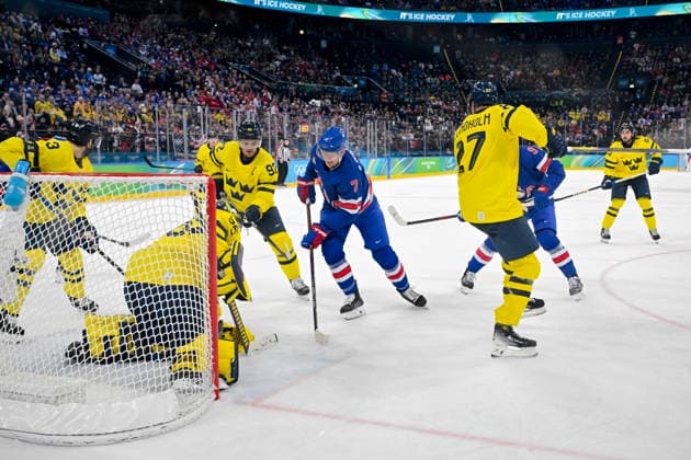 MILANO, ITALIEN 20260218 USA:s Brady Tkachuk framför Sveriges malvakt Jacob Markström under herrarnas kvartsfinal i ishockey mellan USA och Sverige i Santagiulia Arena under OS i Milano. *** Bilden ingar i SPORTPAKET. För övriga BETALBILD *** MILANO ITALIEN x10070x *** MILANO, ITALY 20260218 USAs Brady Tkachuk in front of Swedens goalkeeper Jacob Markström during the mens ice hockey quarterfinal between USA and Sweden at Santagiulia Arena during the Milan Olympics Picture in SPORT PACKAGE For others PAY PICTURE MILANO ITALY x10070x  Copyright: xJessicaxGow TTx OS 2026 ISHOCKEY USA-SVERIGE KVARTSFINAL