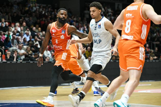 easyCredit Basketball Bundesliga, 21. Spieltag, Niners Chemnitz -MLP Academics Heidelberg 18.02.2026 ab 20.00 Uhr Chemnitz, Chemnitz Arena Im Foto:v.l. Cory Davis(5), Kevin McClain(3), Jordan Schakel(8) easyCredit Basketball Bundesliga, 21. Spieltag, Niners Chemnitz -MLP Academics Heidelberg Leipzig Sachsen Deutschland Copyright: xEHLxMedia MichelxKöhlerx 20261802-Niners-Heidelberg_054
